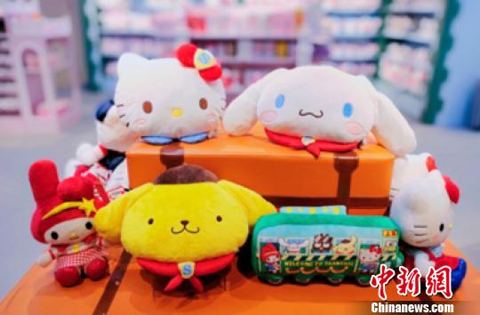 世茂Hello Kitty上海滩时光之旅主题馆限定周边产品。供图