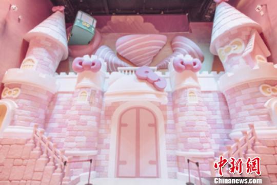 世茂Hello Kitty上海滩时光之旅主题馆通高墙。供图