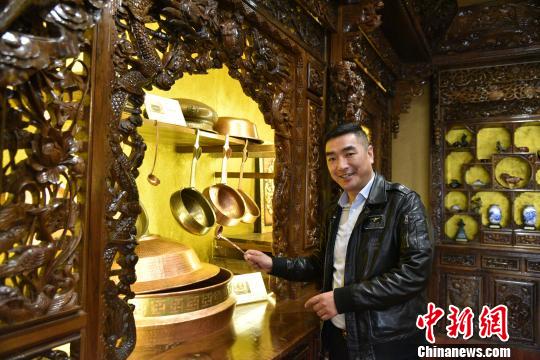 图为：秦旺仁增正介绍藏族文化习俗 范宇斌 摄