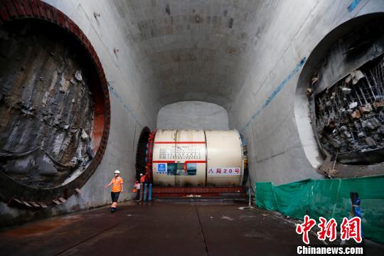 北京地铁19号线积水潭站“八局二十号”盾构机在国内首个地铁“明挖车站+盾构”防尘隔离棚内始发。　富田 摄