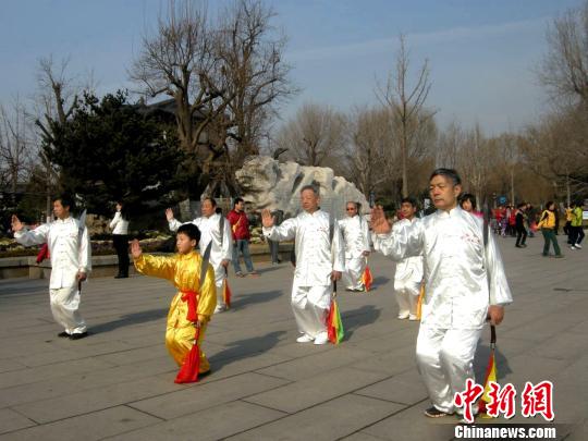 为更好地传承和发扬尚派形意拳，梅殿修把更多的时间和精力放在教徒授拳上，专心培养“好苗子”。受访者供图