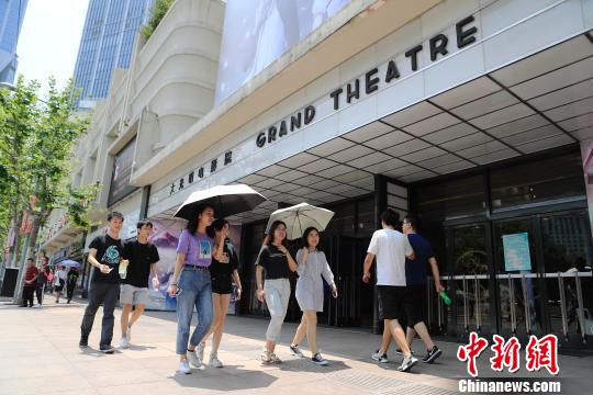 大光明电影院成为上海首批“24小时影院”。　殷立勤 摄